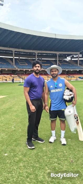 Dr. Shivaji Kolli providing sports medicine care to cricketers (photo 26)