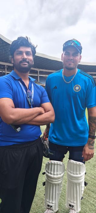 Dr. Shivaji Kolli providing sports medicine care to cricketers (photo 30)