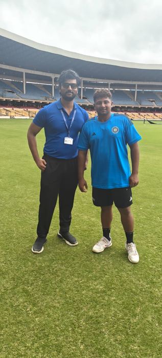 Dr. Shivaji Kolli providing sports medicine care to cricketers (photo 46)