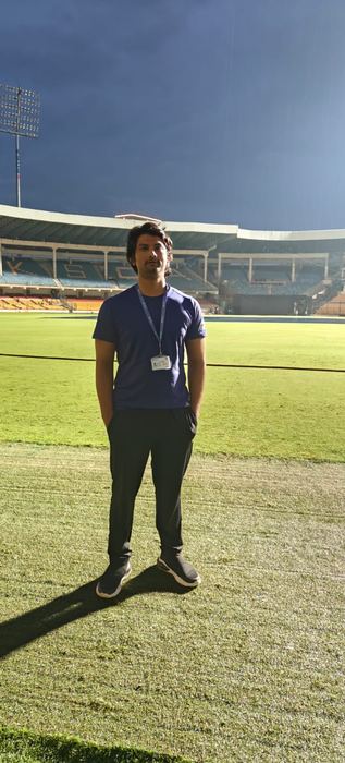 Dr. Shivaji Kolli providing sports medicine care to cricketers (photo 55)