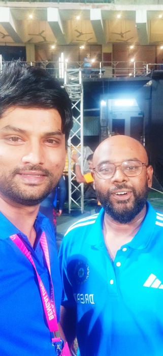 Dr. Shivaji Kolli providing sports medicine care to cricketers (photo 61)