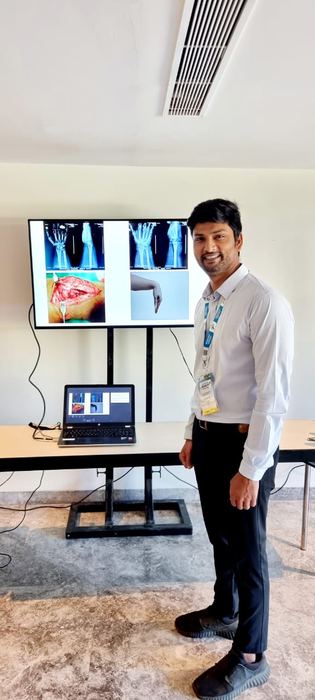 Dr. Shivaji Kolli at an orthopaedic academic event (photo 28)